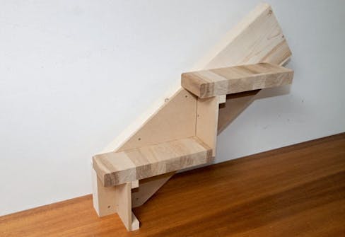 Bygga trappa: Ytterligare ett plansteg limmas och skruvas fast Bygga trappa: Ytterligare ett plansteg limmas och skruvas fast